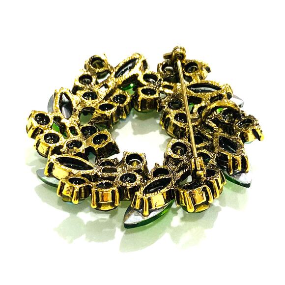 Vintage look wreath brooch pendant green rhinestones pin stacked dimensional - Picture 4 of 8
